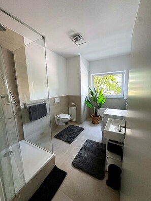 Bathroom - Vrbo Property (Erlangen)