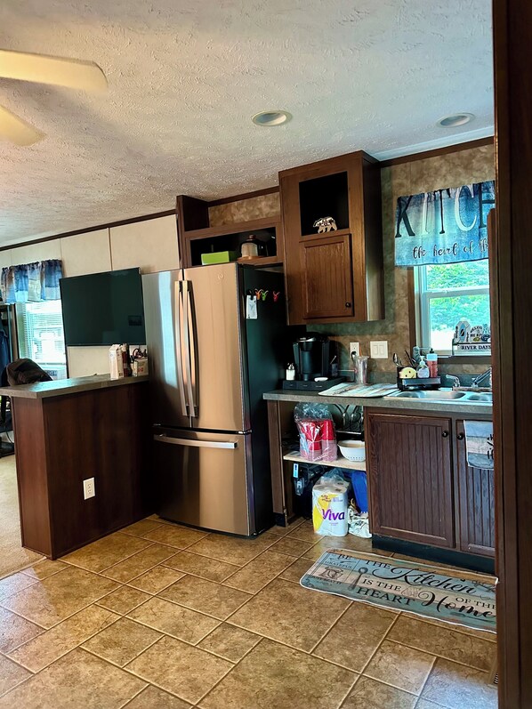 Coffee/tea maker, fridge, microwave, oven