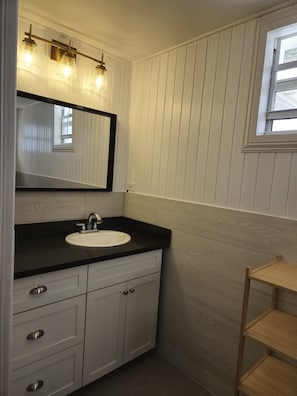 Douche, serviettes fournies, savon, papier toilette