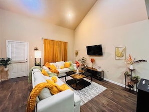Smart TV, offices - Kyle Home | King Bed + Foosball + Fenced Yard (Kyle)