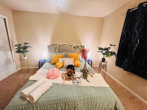 4 bedrooms, iron/ironing board, free WiFi, bed sheets - Kyle Home | King Bed + Foosball + Fenced Yard (Kyle)