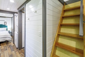 Ein Hotelzimmer mit Bett, Schreibtisch und Bad.