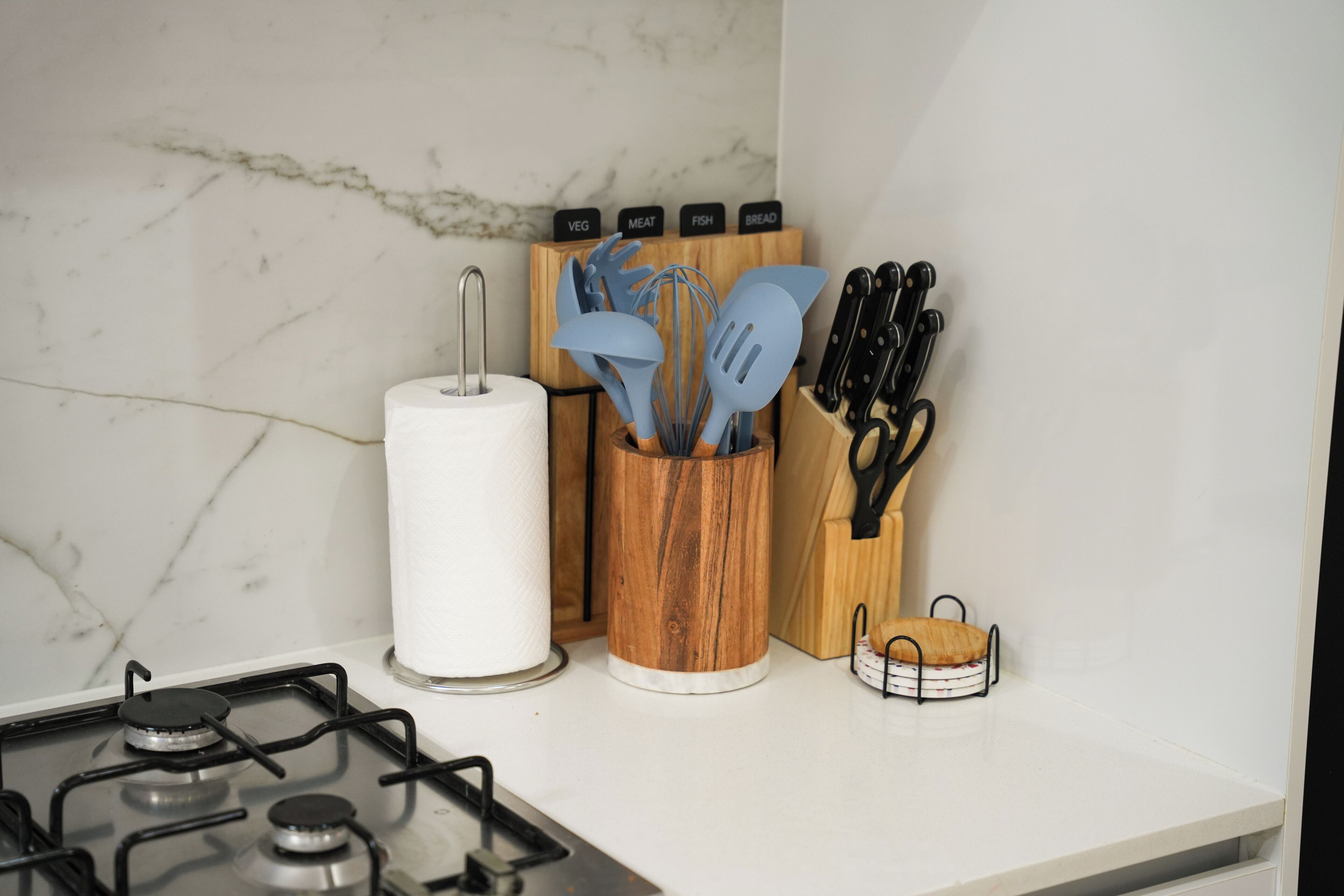 Geladeira, micro-ondas, fogão, cooktop