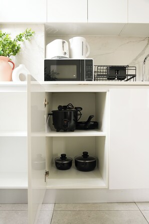 Geladeira, micro-ondas, fogão, cooktop