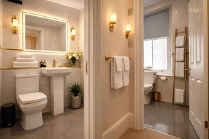 Bathroom - Luxury 3-Bedroom, 3-Bathroom Apartment in Westminster (London)