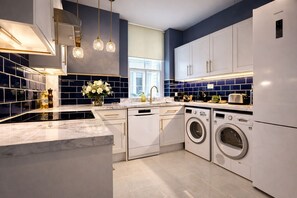 Private kitchen - Luxury 3-Bedroom, 3-Bathroom Apartment in Westminster (London)