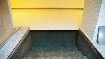 Sauna, hot tub, steam room, hot springs/mineral springs