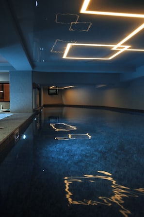 Una piscina cubierta