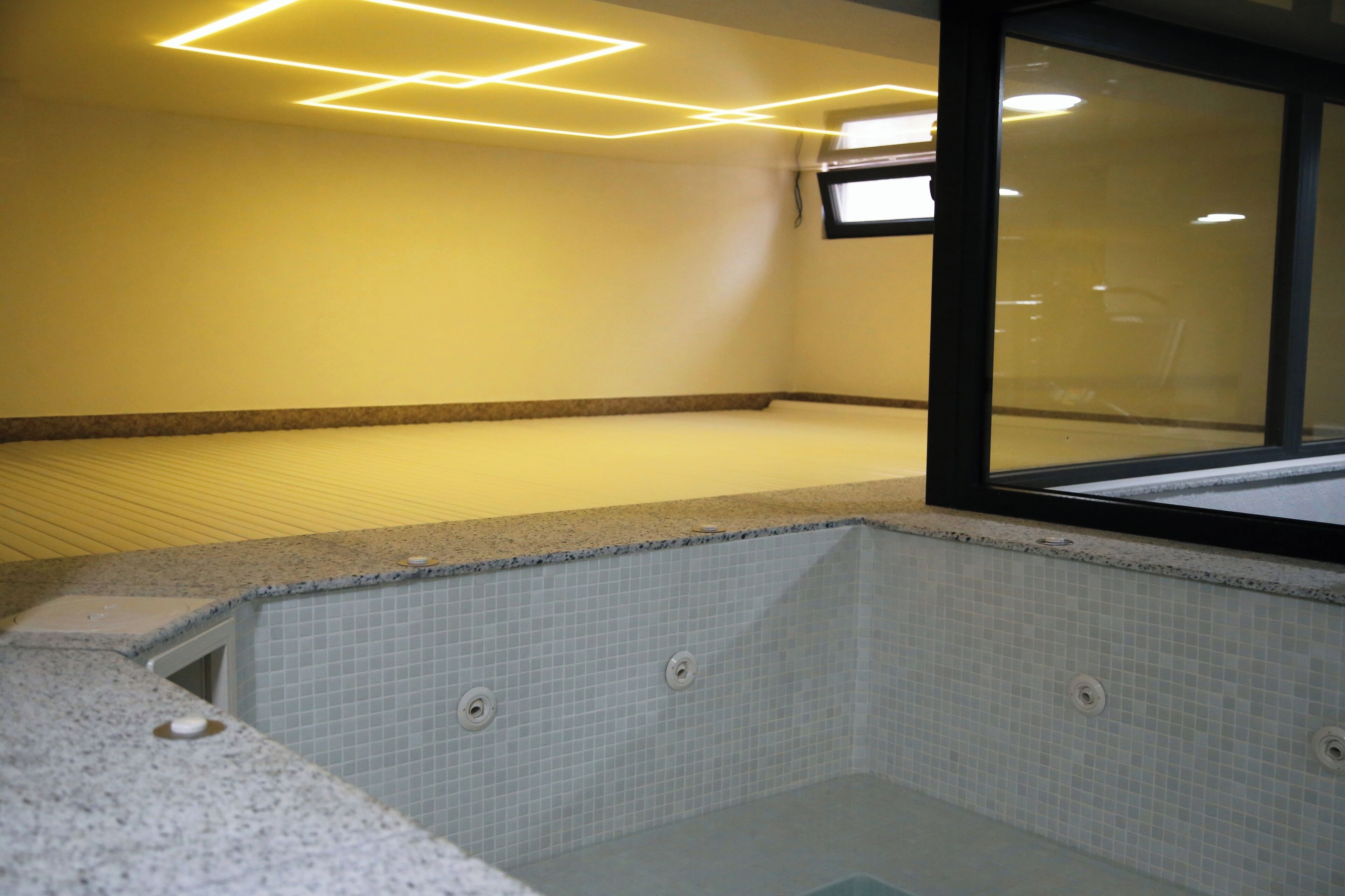 Sauna, hot tub, steam room, hot springs/mineral springs
