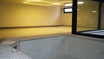 Sauna, hot tub, steam room, hot springs/mineral springs