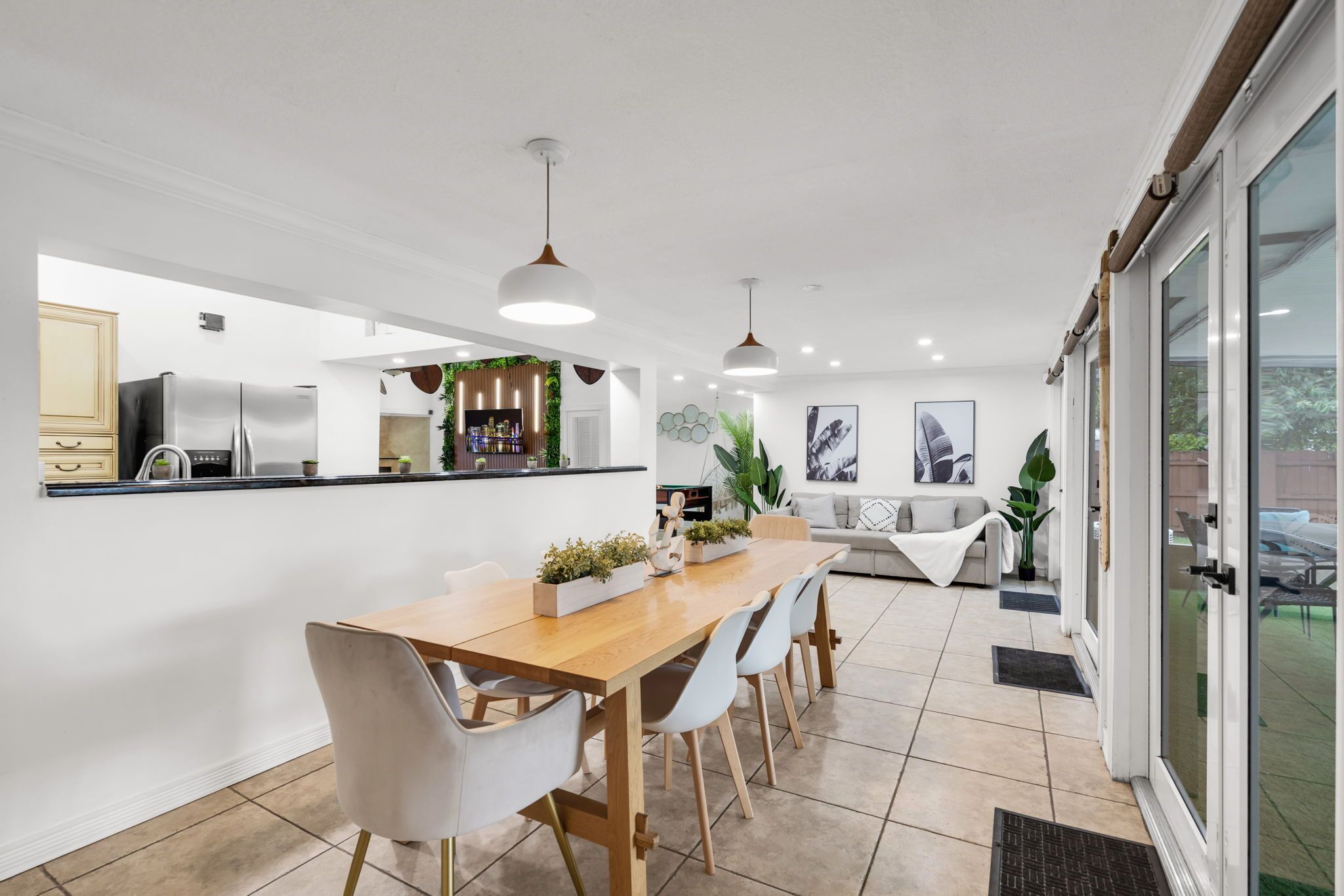Una cocina moderna con comedor, barra y zona de estar con vistas.