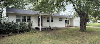 Spacious Flint Hills Lodge - Near Lake, Hunting & Fishing