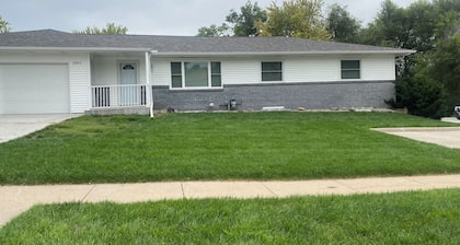Huge 3 bedroom home in Norfolk! In high end neighborhood. Pet friendly w/deposit