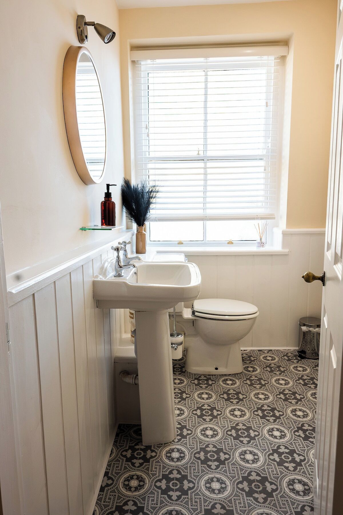 Un baño con inodoro, lavamanos y ventana.