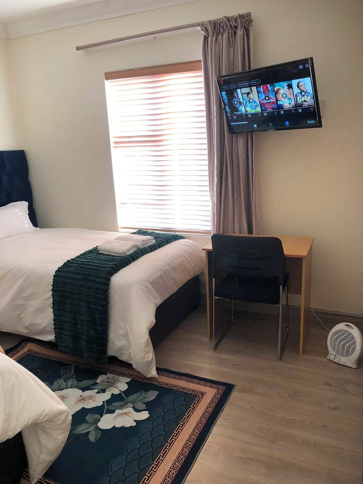 4 bedrooms, iron/ironing board, WiFi