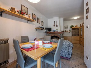 Dining - Beautiful apartment for 4 guests with WIFI, TV and balcony (Morgex)