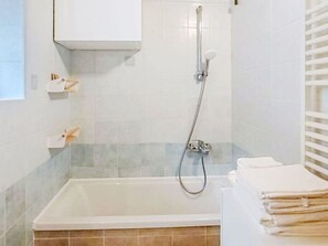 Bathroom - Cosy apartment for 4 guests with WIFI, TV and balcony (Cercino)