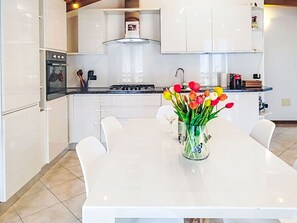 Private kitchen - Cosy apartment for 4 guests with WIFI, TV and balcony (Cercino)