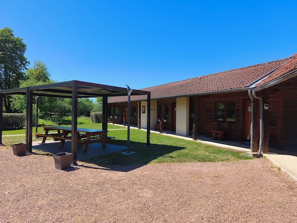 Outdoor dining - Country cottage in its green setting (Urzy)