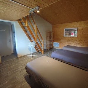 Room - Country cottage in its green setting (Urzy)