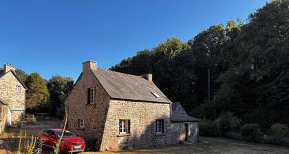 600 meters from the beach, a former farmhouse that sleeps 5; pets allowed.