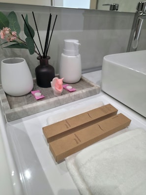 Shower, hair dryer, towels, soap - TT Luxury Homes | Apollo – 2 Bedrooms Next to TRAM (Athina)