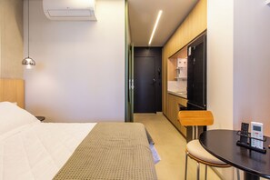 Tabla de planchar con plancha, wifi y ropa de cama