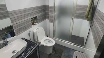 Apartment, 4 Bedrooms, Smoking, Balcony | Bathroom