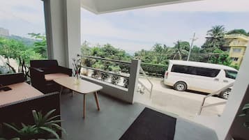 Apartment, 4 Bedrooms, Smoking, Balcony | Property entrance