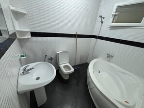 Ein Badezimmer mit Waschbecken, Toilette und Badewanne.