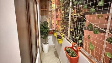 Deluxe Double Room, 1 King Bed, Balcony, City View | Interior