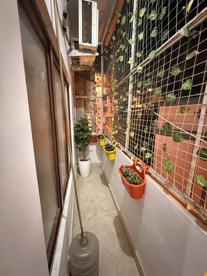 Deluxe Double Room, 1 King Bed, Balcony, City View | Interior - Thakur Homestay (Varanasi)