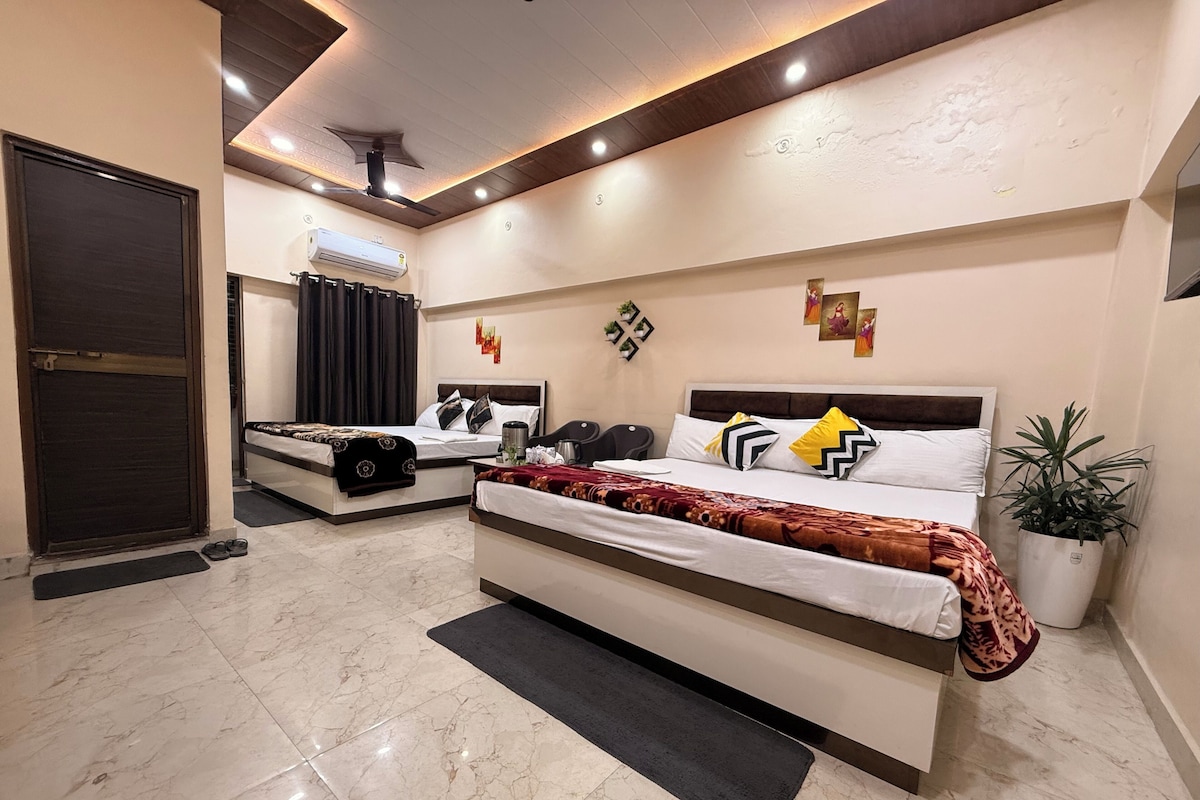Habitación cuádruple Deluxe, varias camas, balcón, vista a la ciudad | Tabla de planchar con plancha y wifi gratis