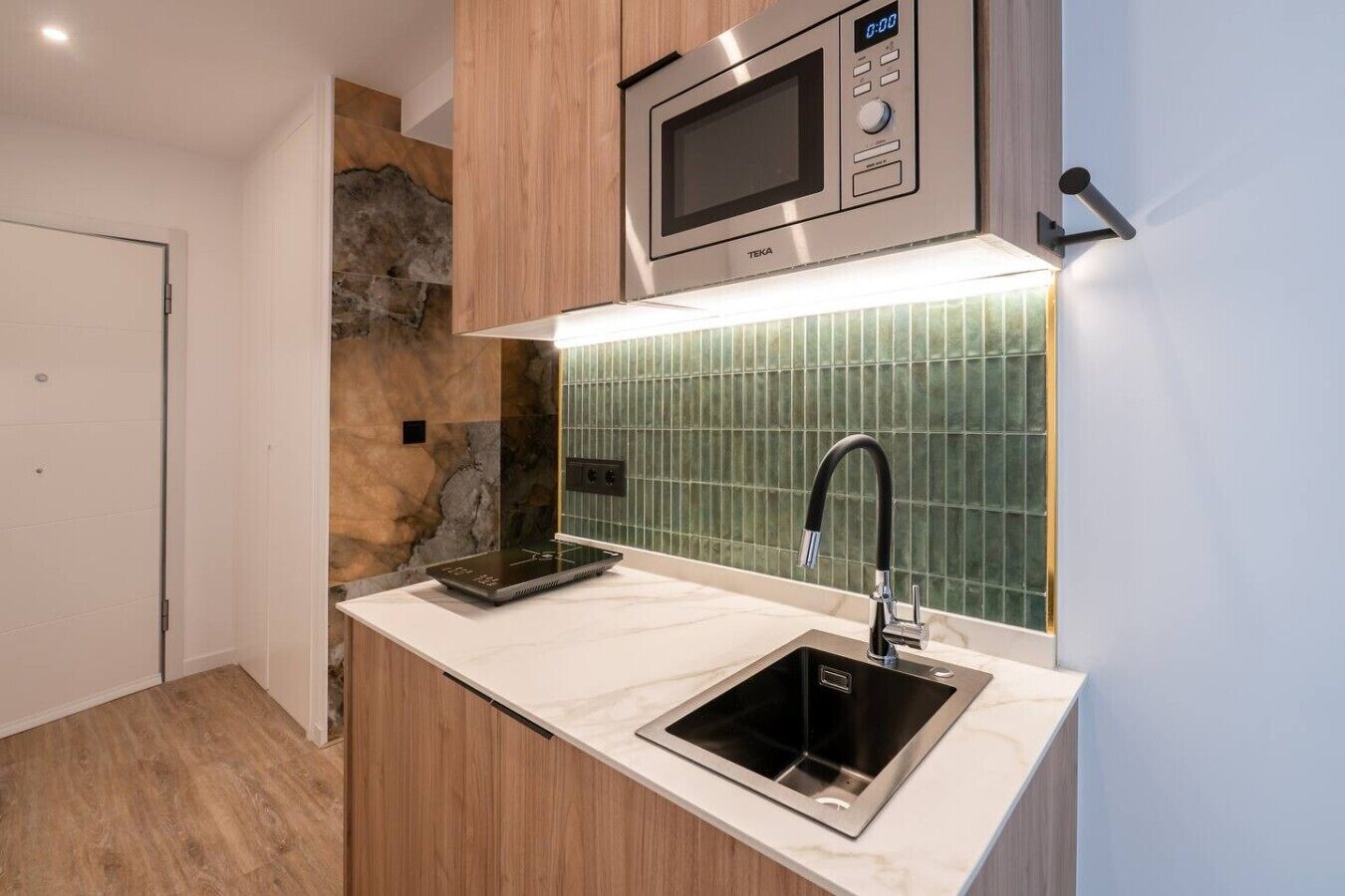 Coffee/tea maker, fridge, microwave, stovetop