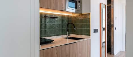 Coffee/tea maker, fridge, microwave, stovetop