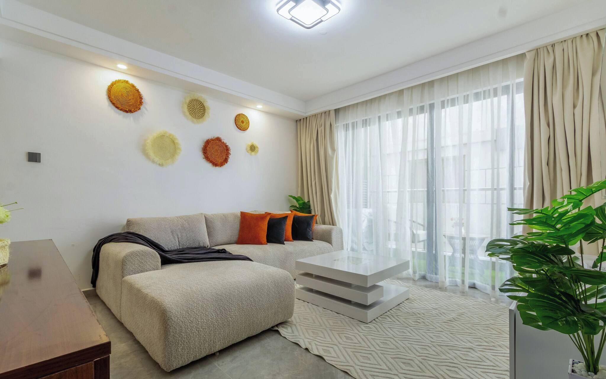 Una sala de estar moderna con sofá, mesa de centro y decoración en la pared.