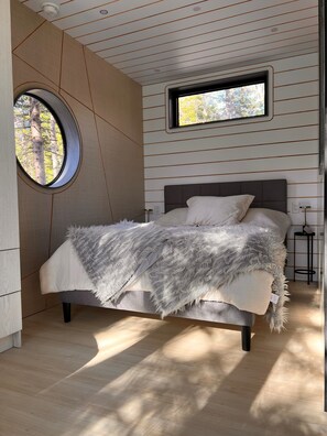 Tabla de planchar con plancha, wifi y ropa de cama 