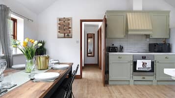 Cafetera y tetera, refrigerador, microondas y horno