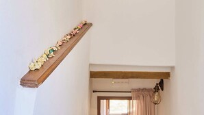 Eine Treppe mit einer Holzhandlauf, einem Heizkörper und einem gemusterten Teppich im Hintergrund.