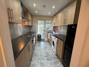 Private kitchen - Ickenham Luxury Stay - 3 Bedrooms House (Uxbridge)
