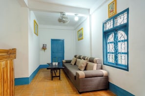 Living area - Keokhounmuang Hostel (Luang Prabang)