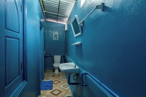 Towels, soap, shampoo, toilet paper - Keokhounmuang Hostel (Luang Prabang)