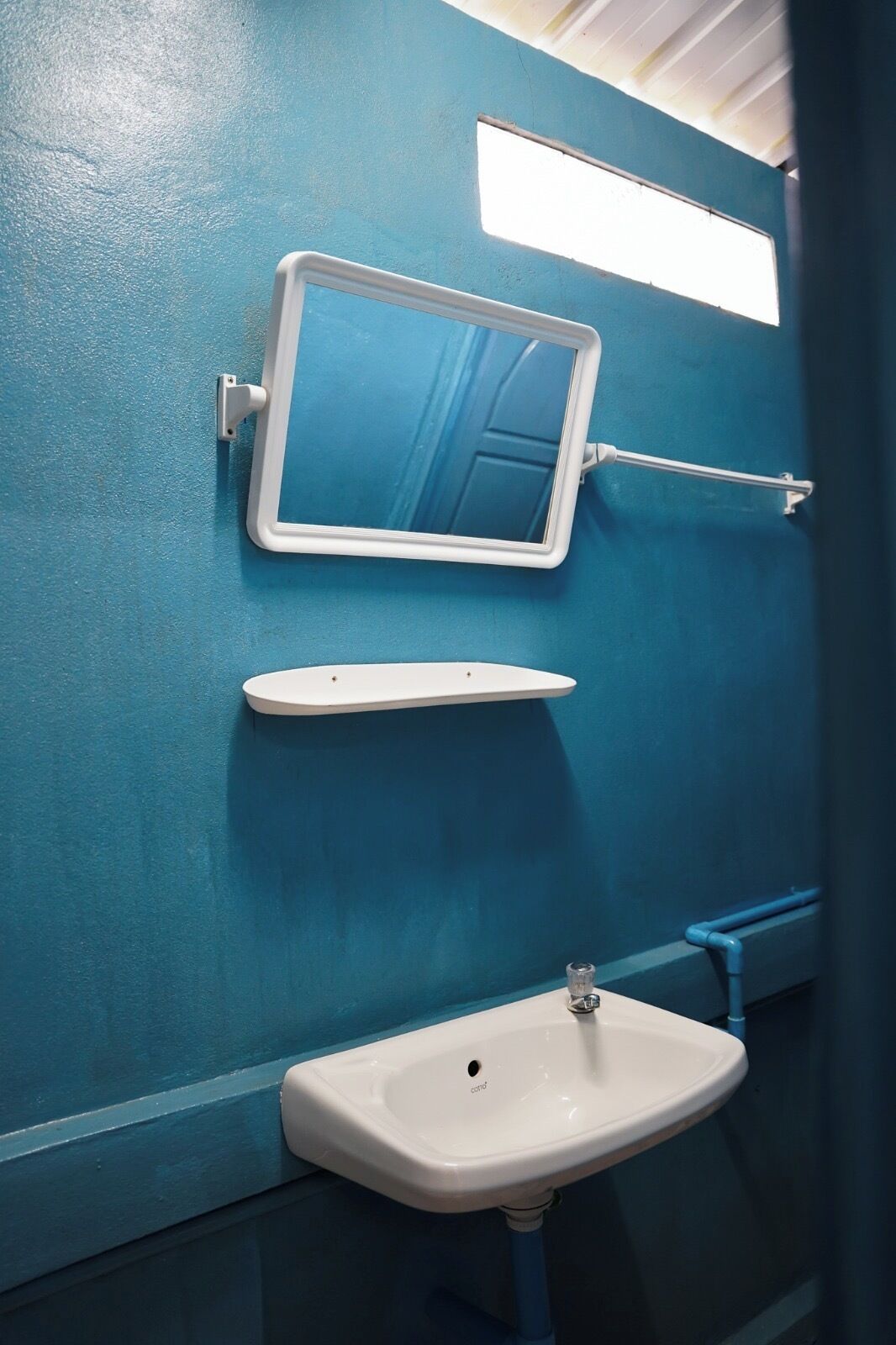 Toallas, jabón, shampoo, papel higiénico