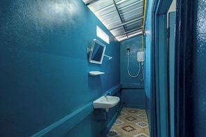 Towels, soap, shampoo, toilet paper - Keokhounmuang Hostel (Luang Prabang)