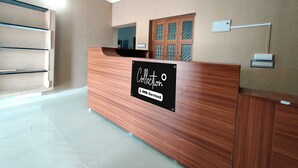 Ein Empfangstresen mit einem Schild, das angibt, dass es sich um eine Serviced Apartment handelt.