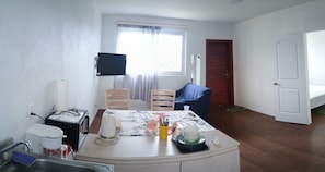 1 dormitorio, tabla de planchar con plancha, wifi gratis y ropa de cama
