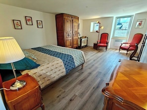 Bügeleisen/Bügelbrett, Reisekinderbett, kostenloses WLAN, Bettwäsche