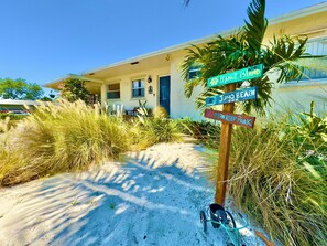 Ein Strandgrundstück mit einem Wegweiser, der die Richtung zu Peanut Island, Juno Beach Pier und Ocean Reef Park angibt.