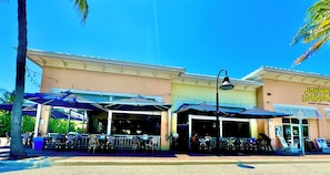 Ein Restaurant mit Außenbereich und überdachter Terrasse.