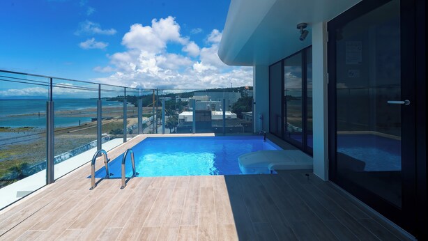 Vila, vista parcial para o oceano | Piscina
